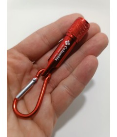 Mini latarka LED brelok – czerwona, kompaktowa, z bateriami