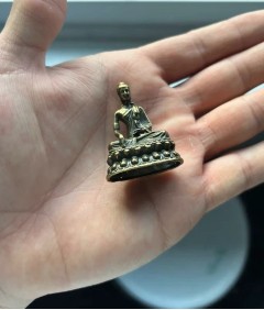 Miniaturowa figurka Buddy z mosiądzu – styl antyczny 🪷